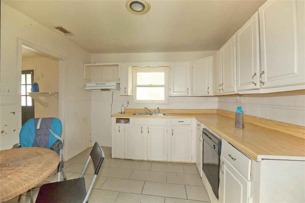 1429 S Elm Property Photo 5