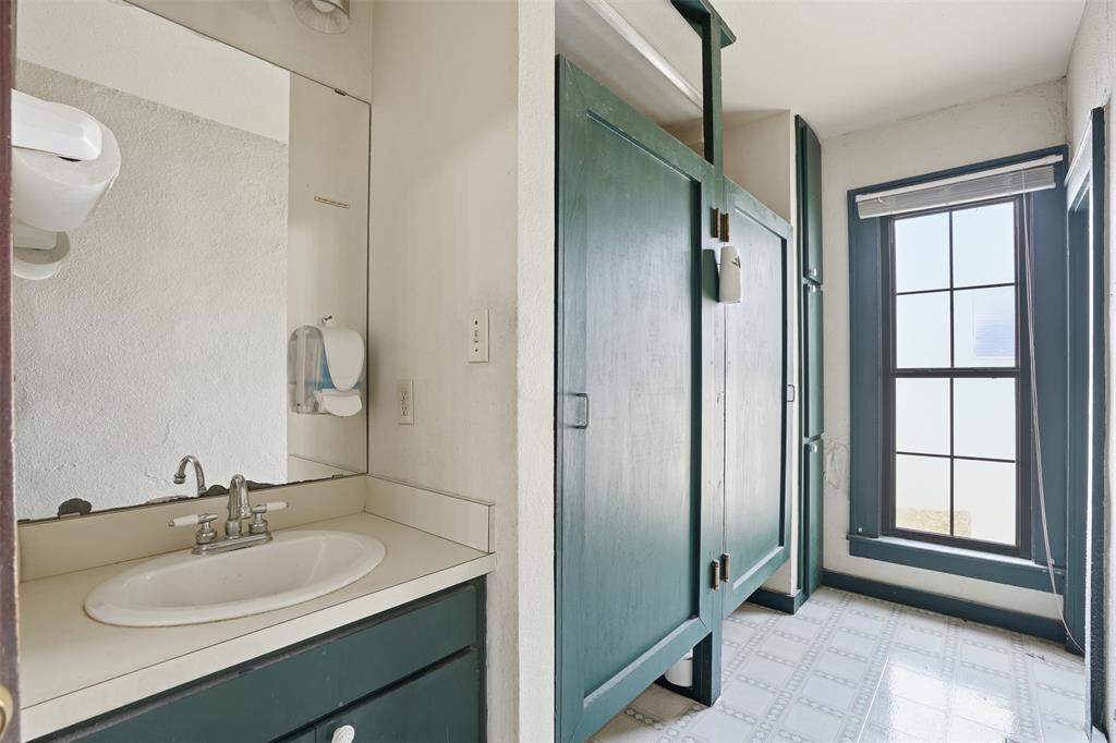 700 Elm Street Property Photo 14