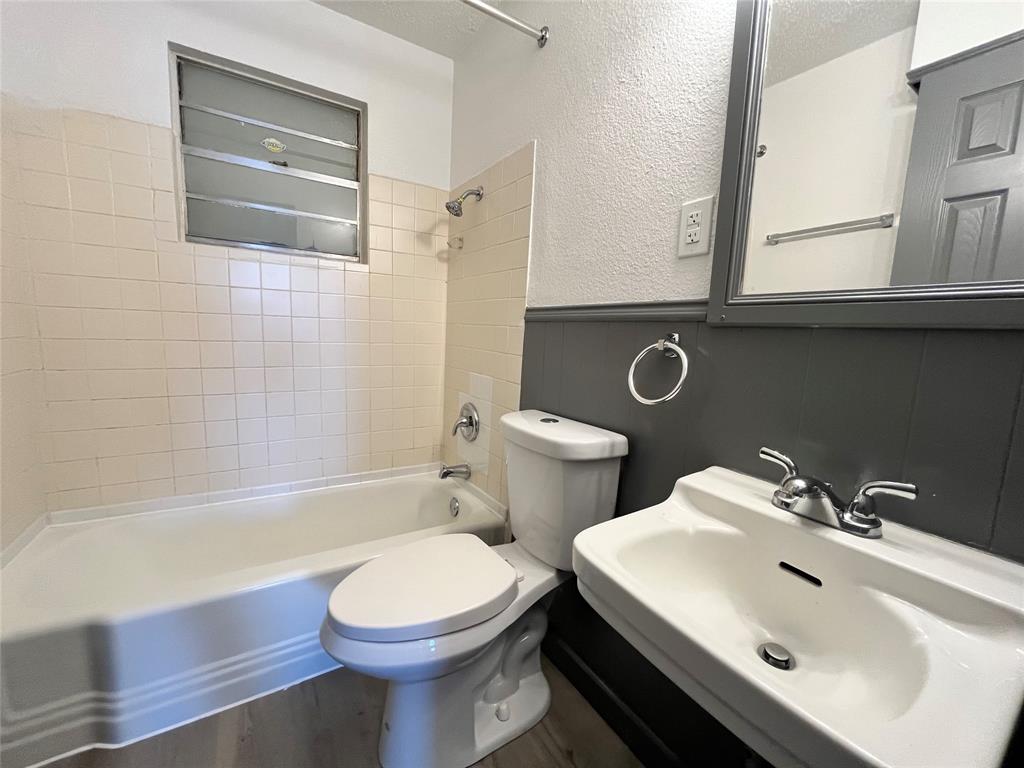 2526 Louise Street A Property Photo 12