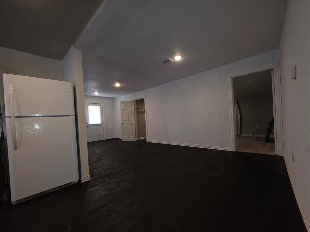 409 E Houston Street Property Photo 6