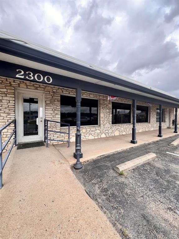 2300 N Us Highway 281 Property Photo 1