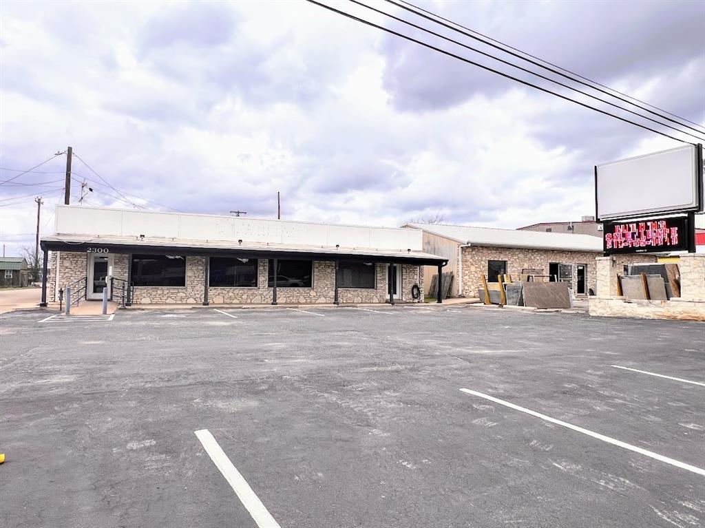 2300 N Us Highway 281 Property Photo 3