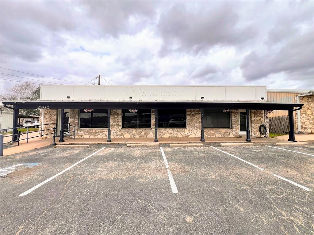 2300 N Us Highway 281 Property Photo 5