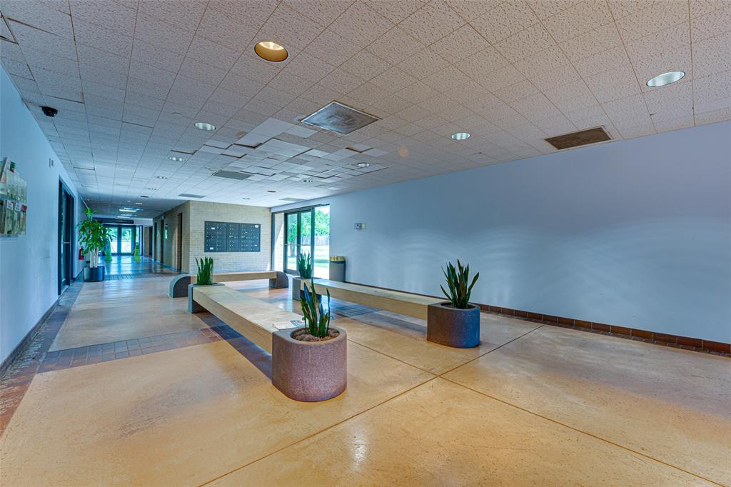 2909 S Hampton I-102 Property Photo 6