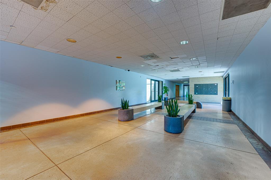 2909 S Hampton I-102 Property Photo 7