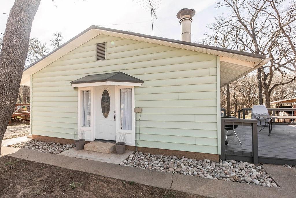 220 Comanche Trail Property Photo 3