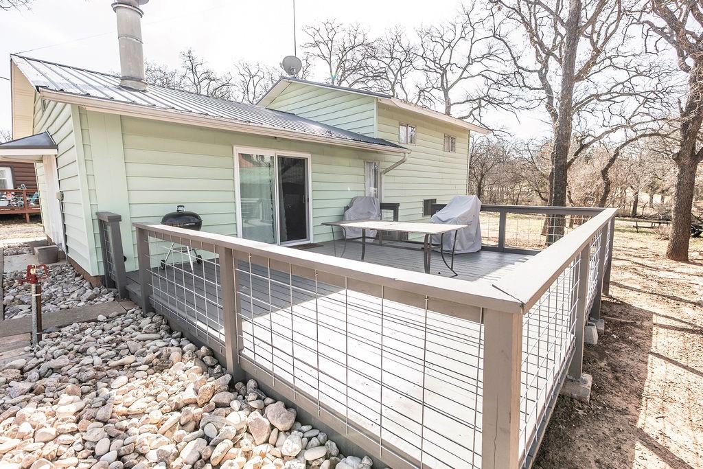 220 Comanche Trail Property Photo 4