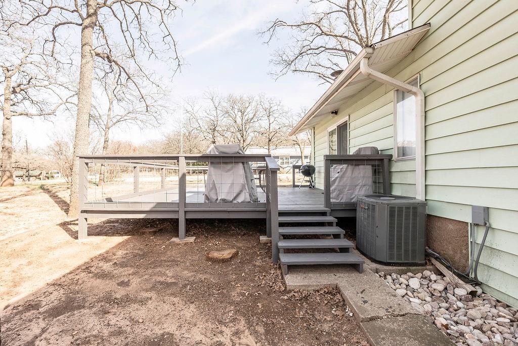 220 Comanche Trail Property Photo 5