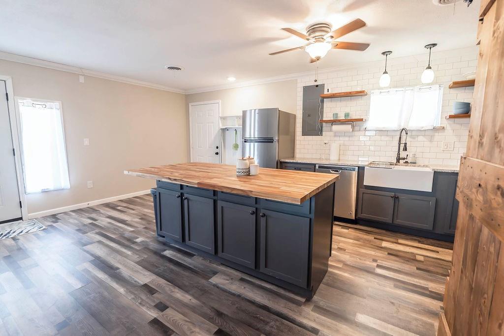 220 Comanche Trail Property Photo 16