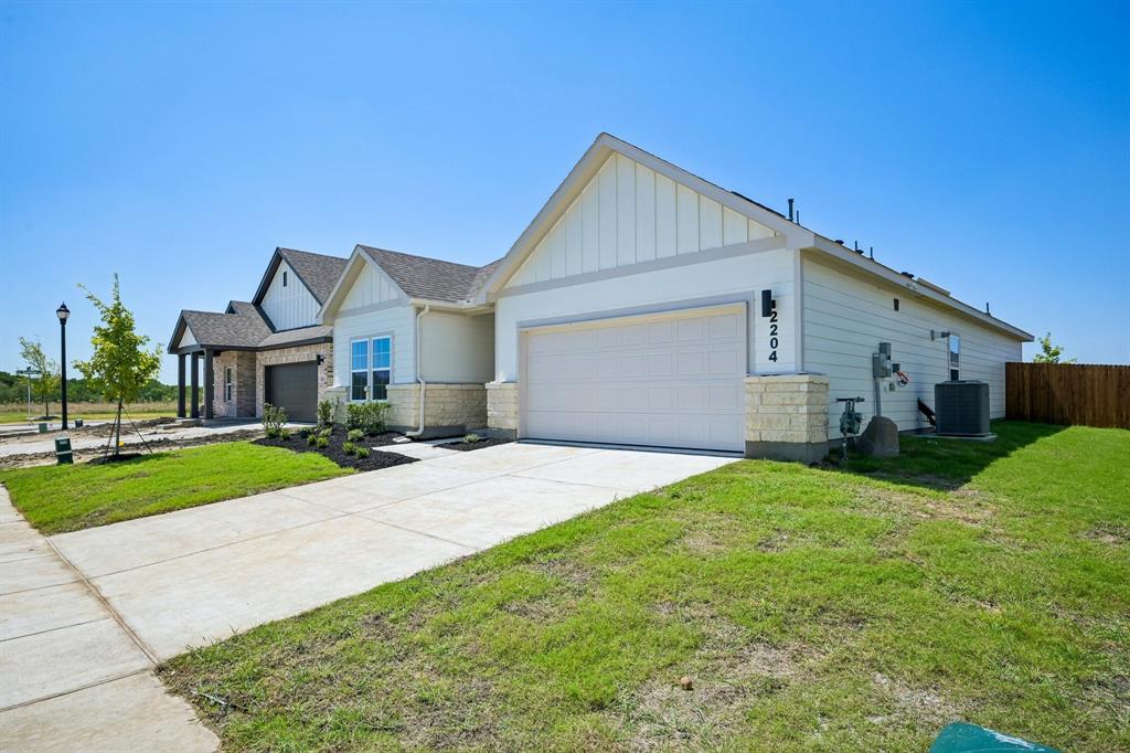 2204 Trailside Drive Property Photo 2