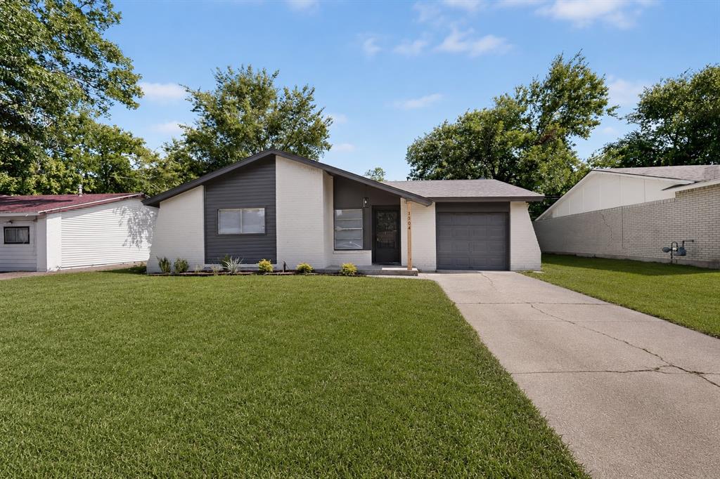 1304 Glynn Oaks Drive Property Photo 1