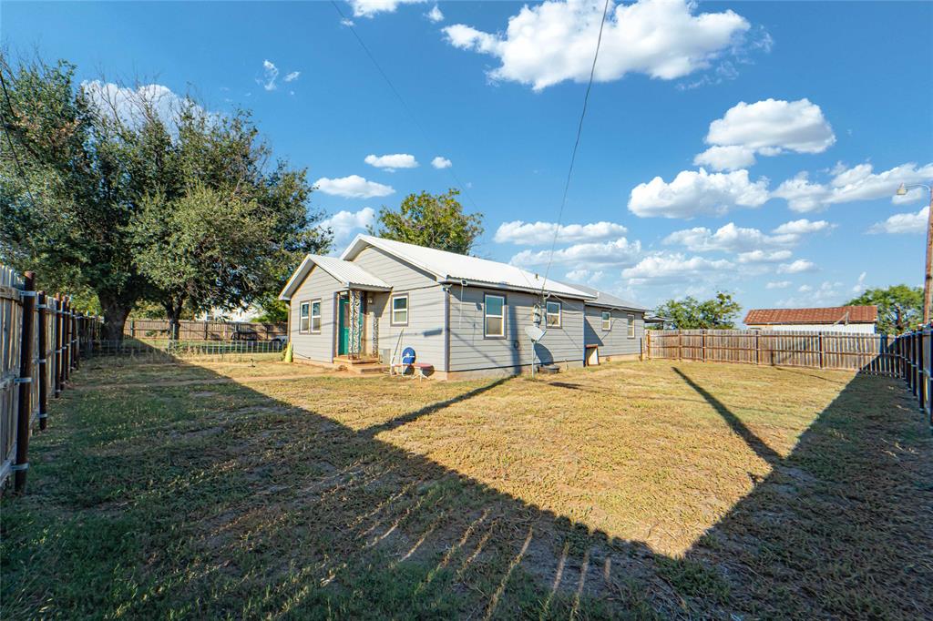 844 N Us Highway 183 Property Photo 2