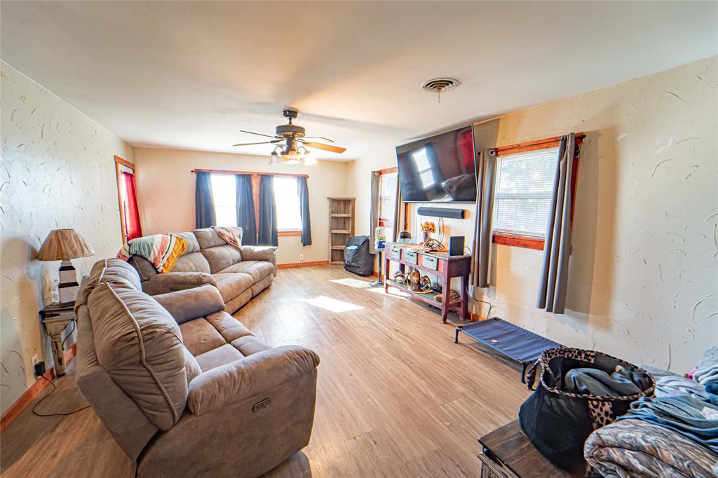 844 N Us Highway 183 Property Photo 4