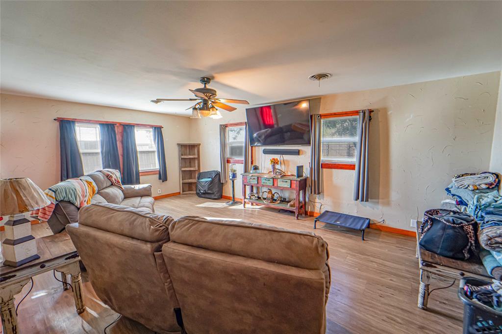 844 N Us Highway 183 Property Photo 5