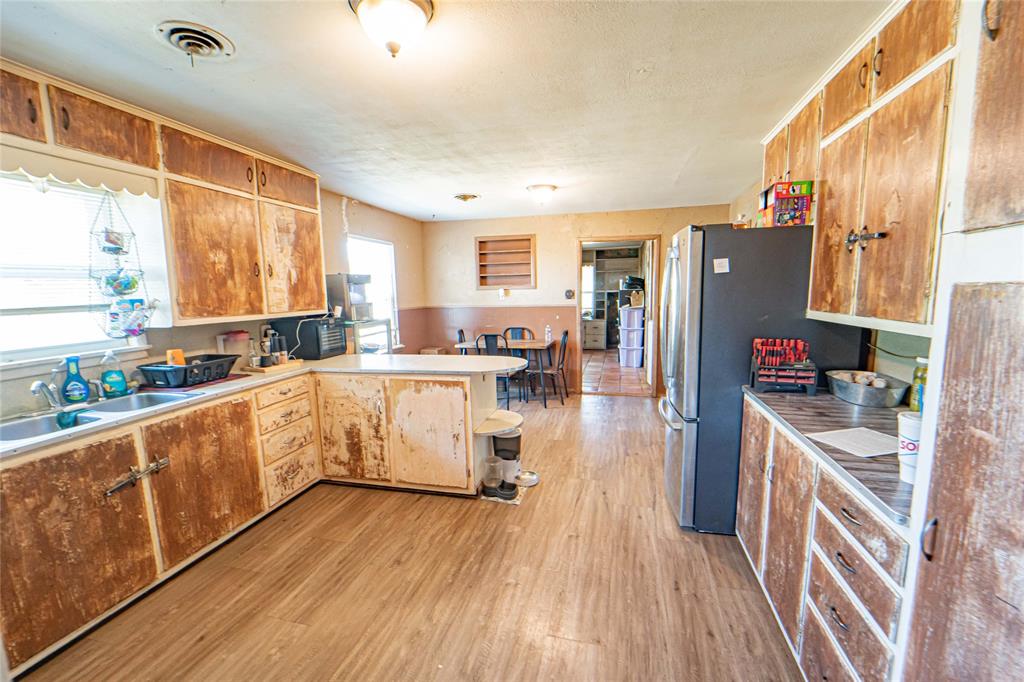 844 N Us Highway 183 Property Photo 6