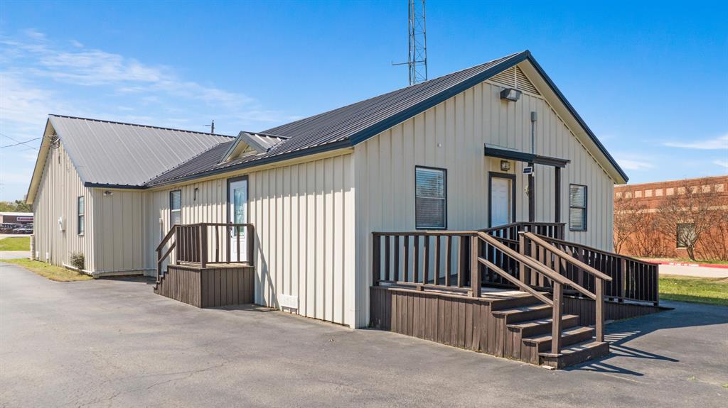 2775 Ne Loop 286 Highway Property Photo 2