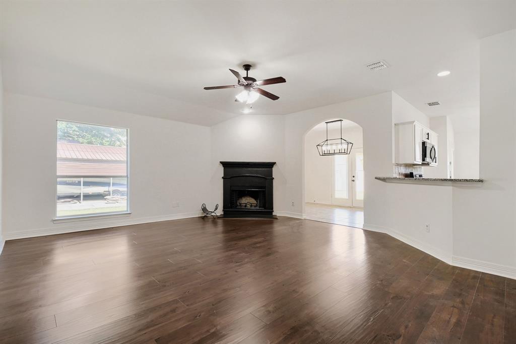 910 W Bois D Arc Street Property Photo 3
