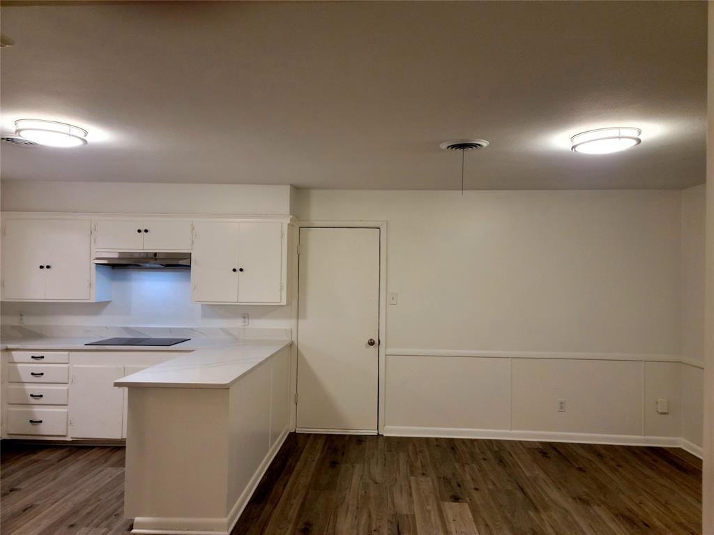 501 Royal Crest Drive Property Photo 5
