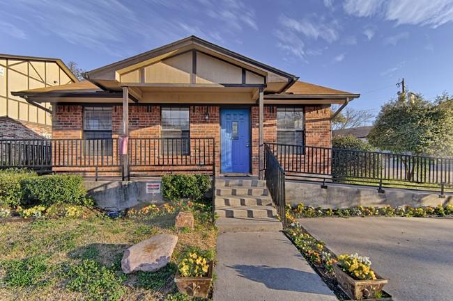 820 Southeast Parkway Property Photo 1