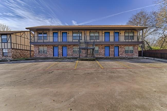 820 Southeast Parkway Property Photo 2