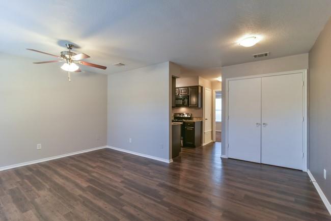820 Southeast Parkway Property Photo 5