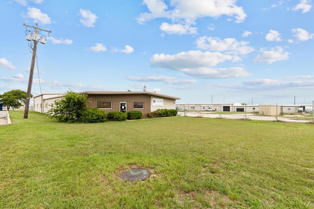 2305 N Main Street Property Photo 16
