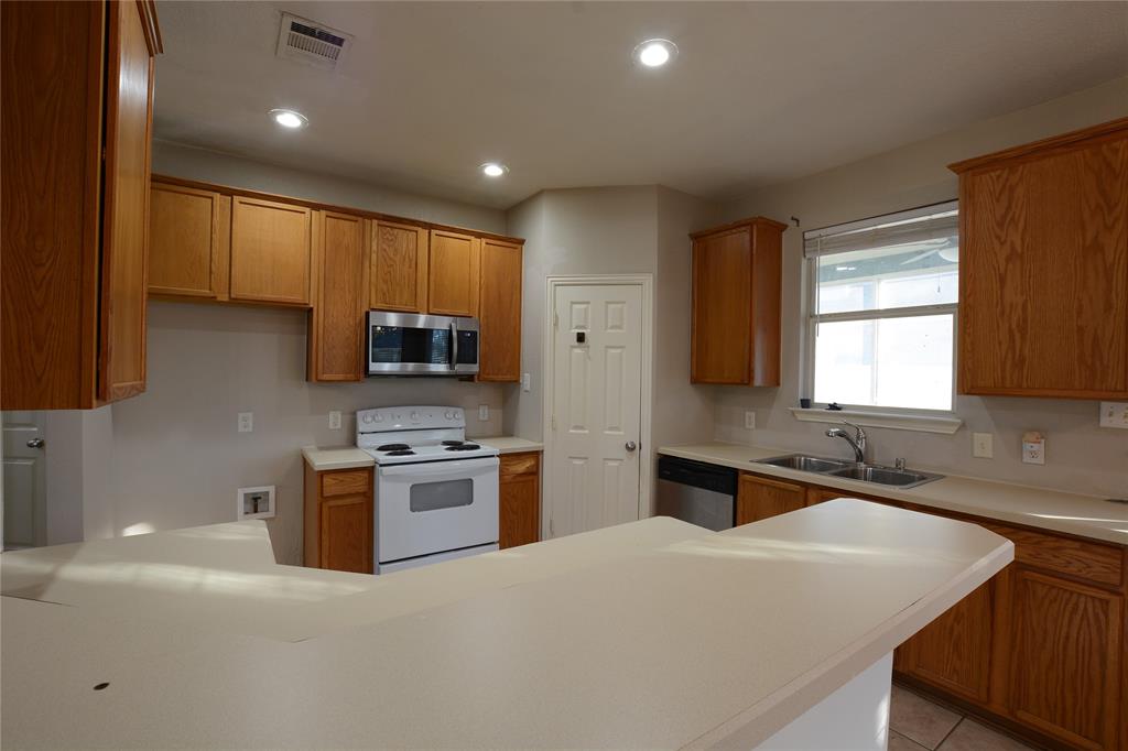 1400 Oakcrest Drive Property Photo 7