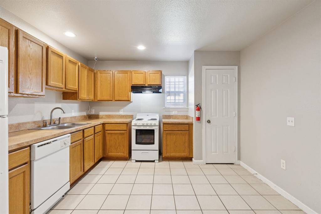 2710 Silkwood Street Property Photo 10