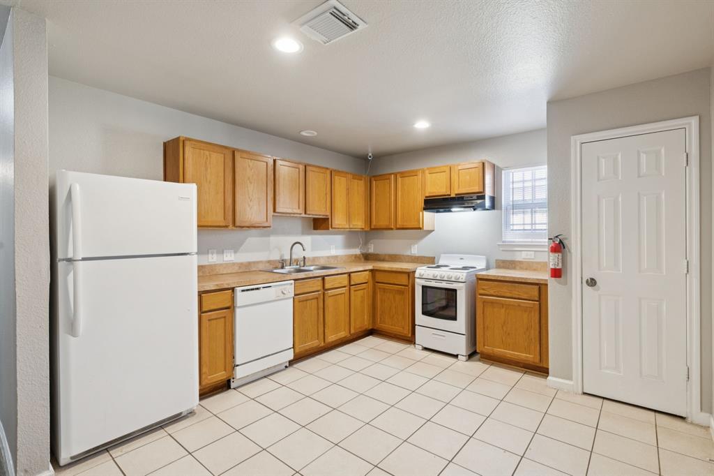 2710 Silkwood Street Property Photo 12