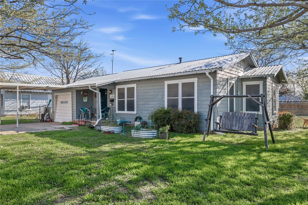 915 S Neches Street Property Photo 2