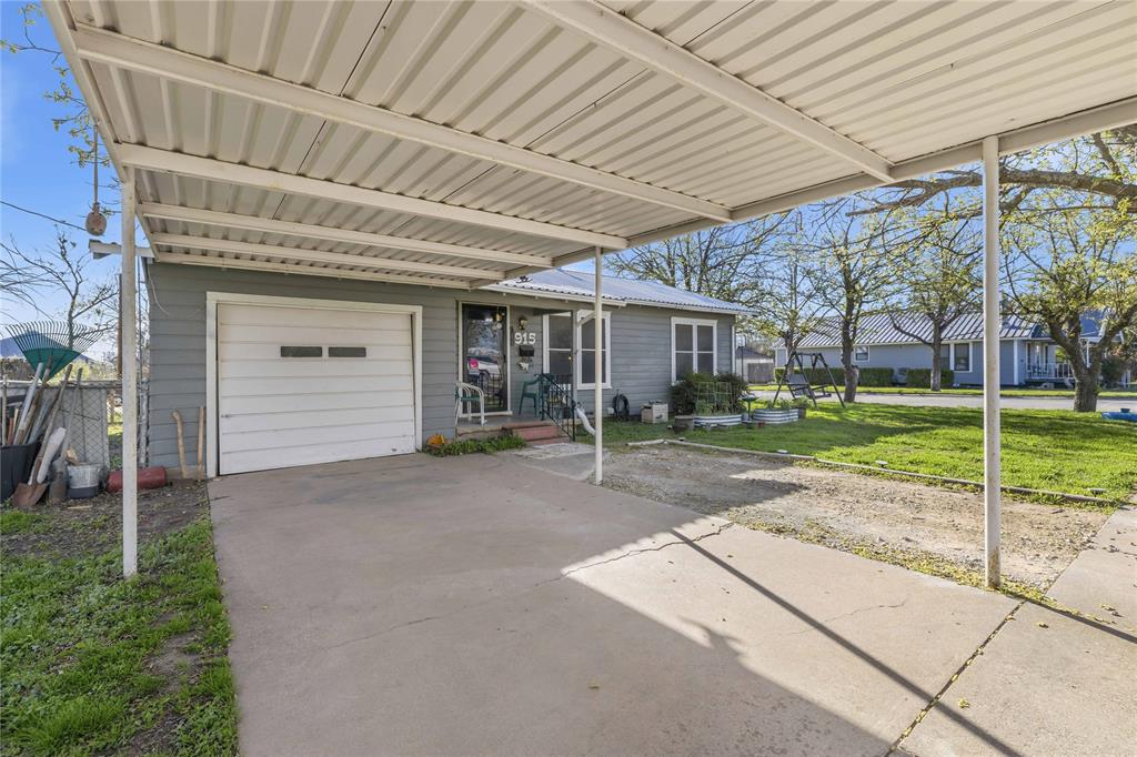 915 S Neches Street Property Photo 3