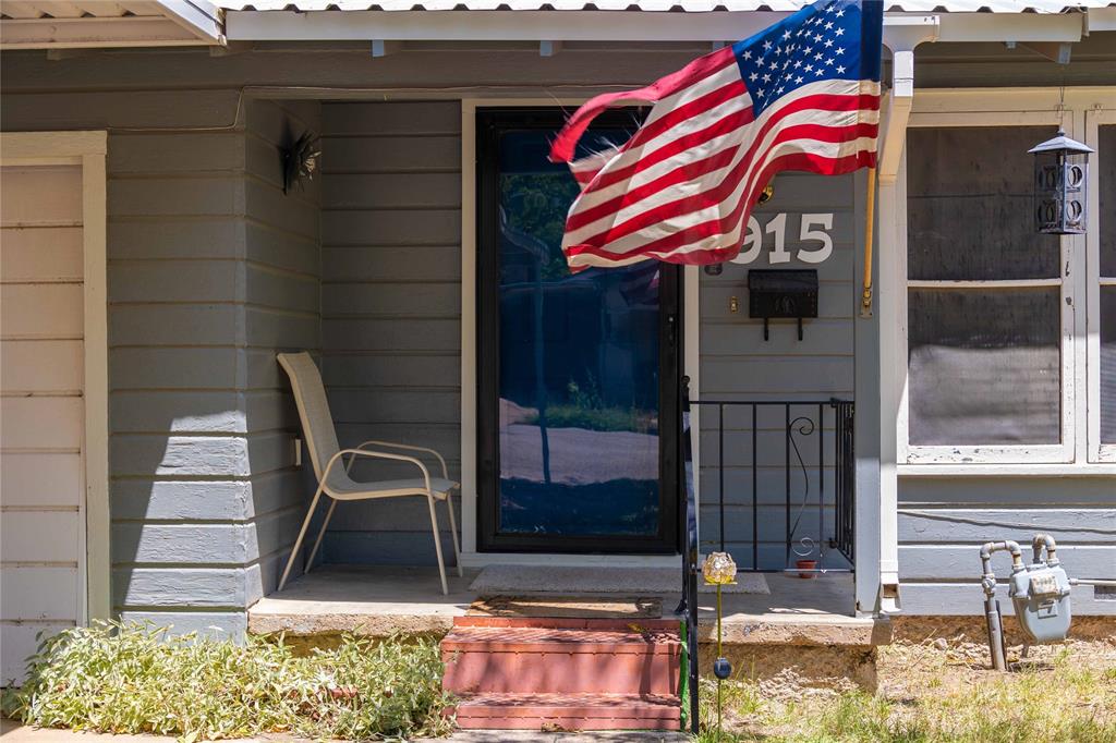 915 S Neches Street Property Photo 4