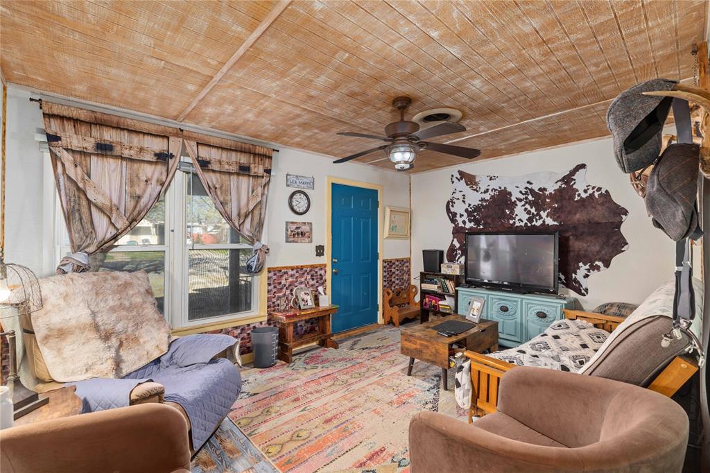 915 S Neches Street Property Photo 11