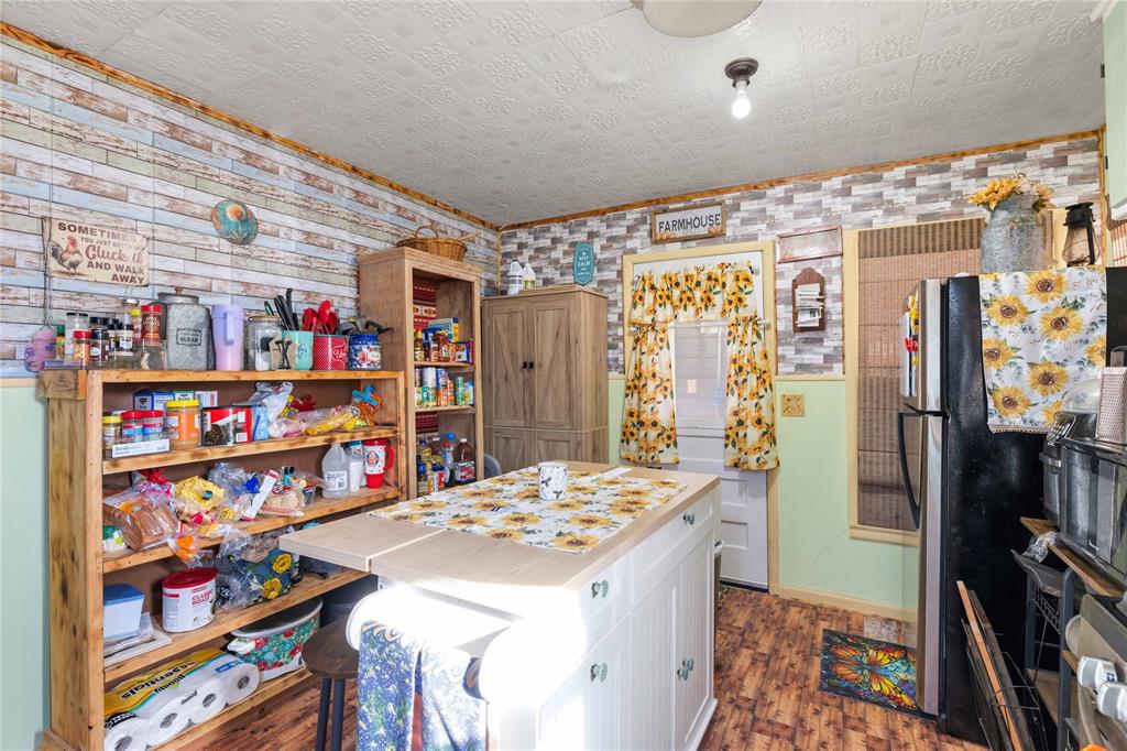 915 S Neches Street Property Photo 15