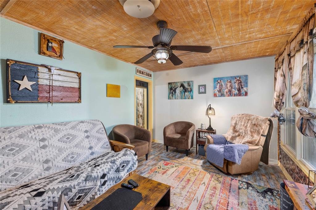 915 S Neches Street Property Photo 16