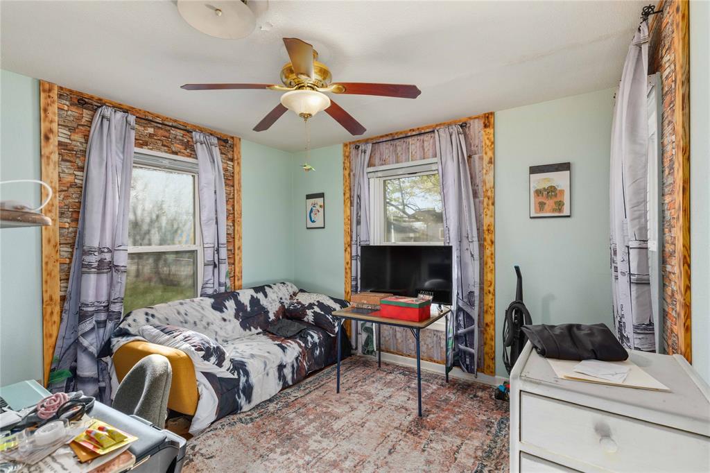 915 S Neches Street Property Photo 17