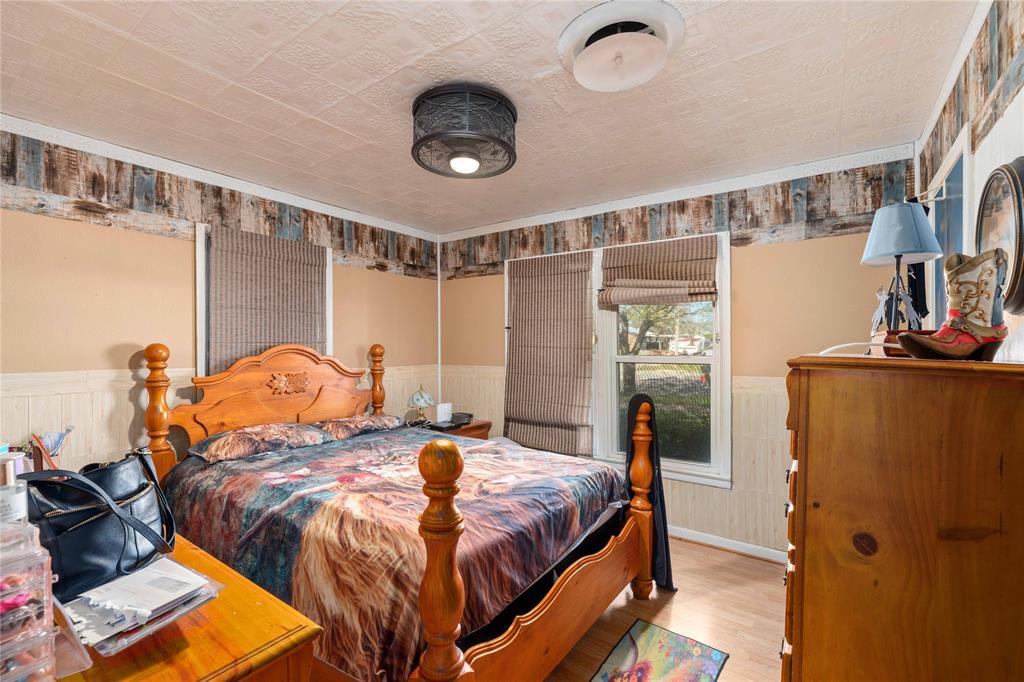 915 S Neches Street Property Photo 18