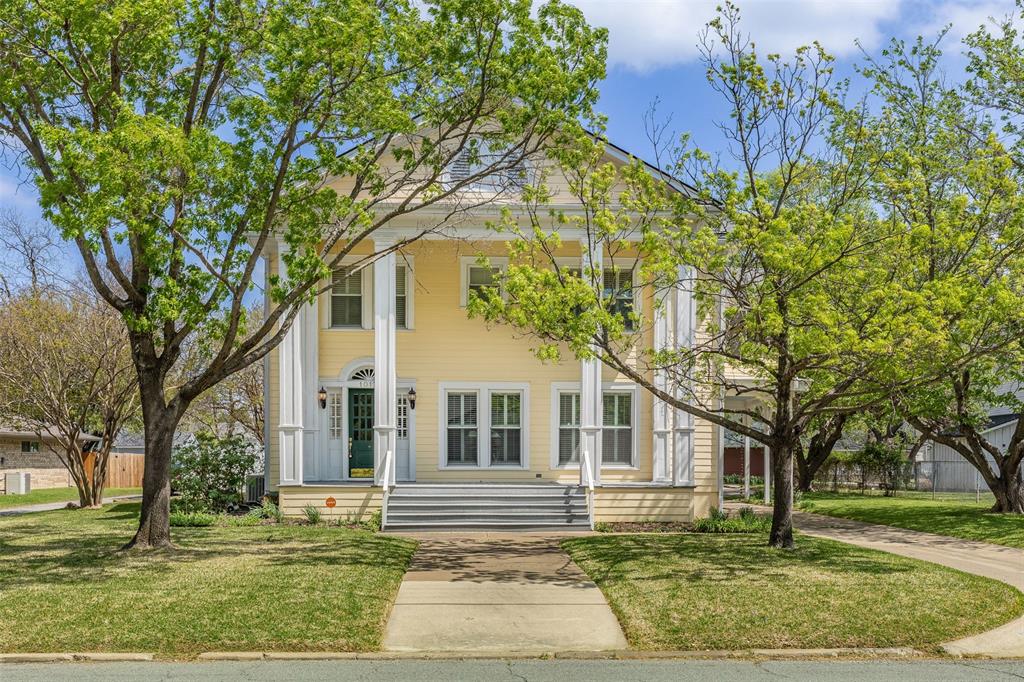1017 N Woods Street Property Photo 1