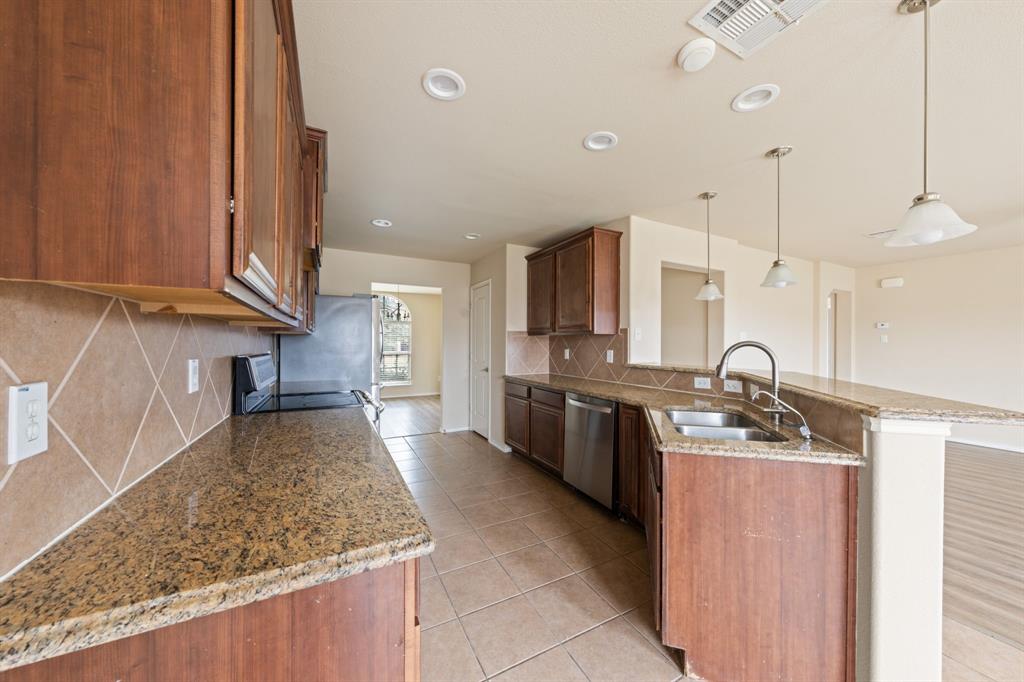 2022 Wellington Point Property Photo 8