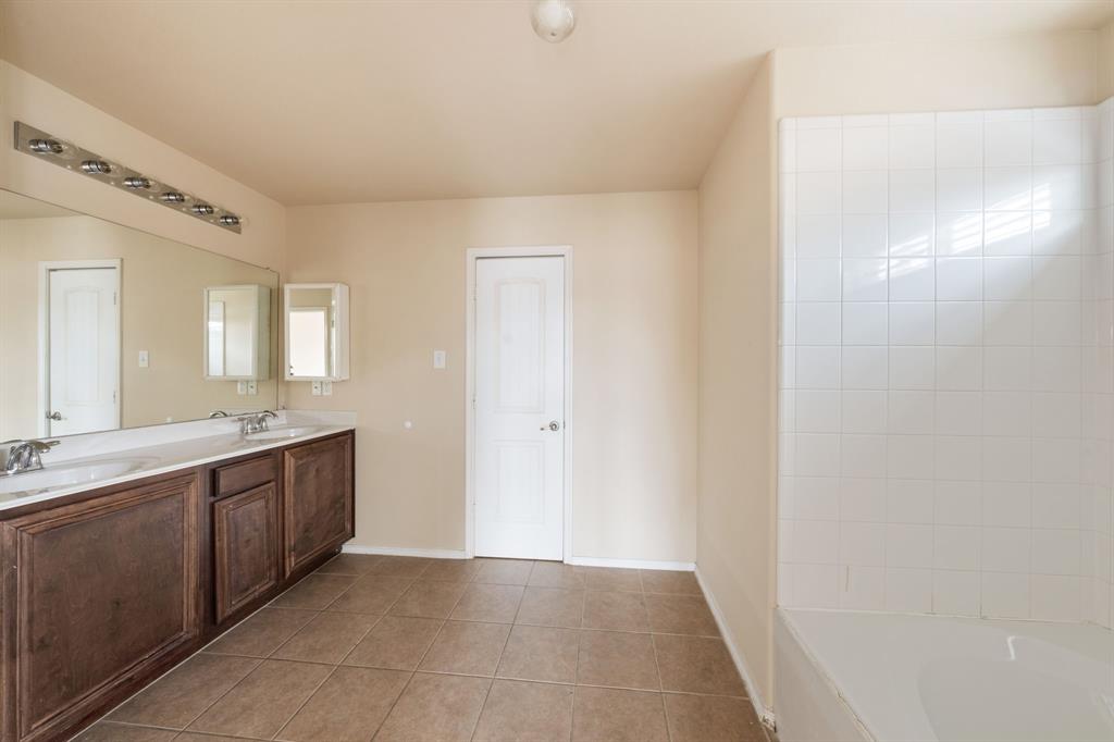 2022 Wellington Point Property Photo 13