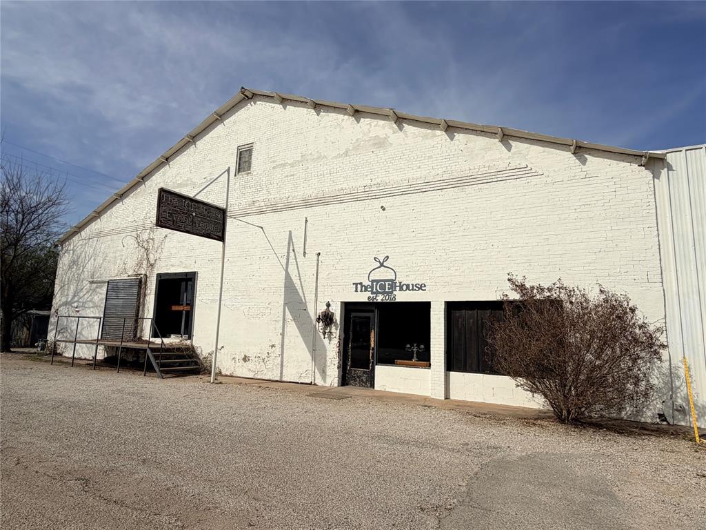 107 N Oak Street Property Photo 1