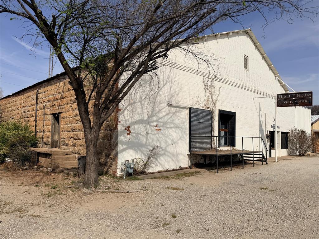 107 N Oak Street Property Photo 2