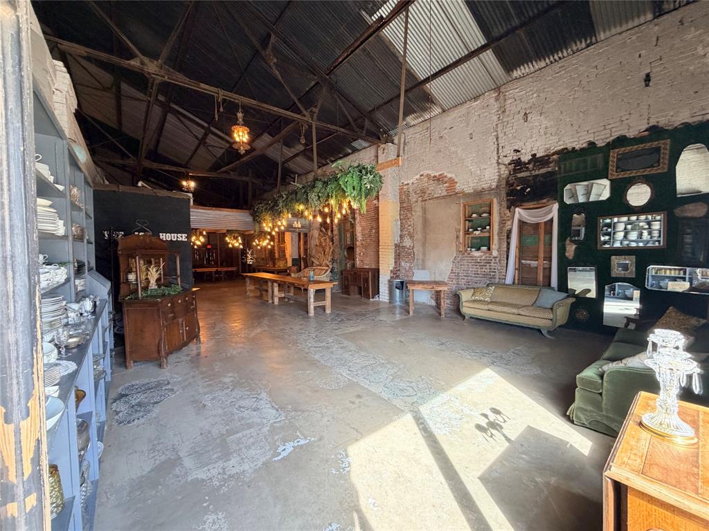 107 N Oak Street Property Photo 3