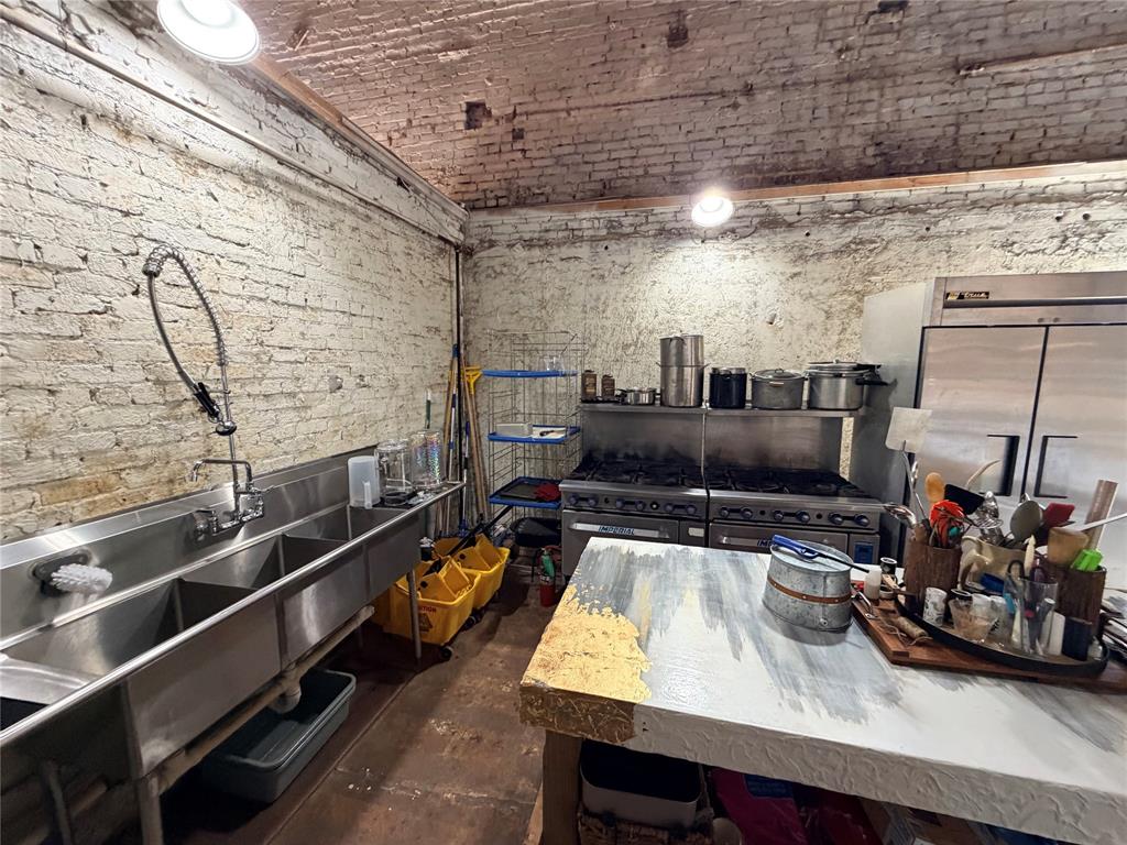 107 N Oak Street Property Photo 16