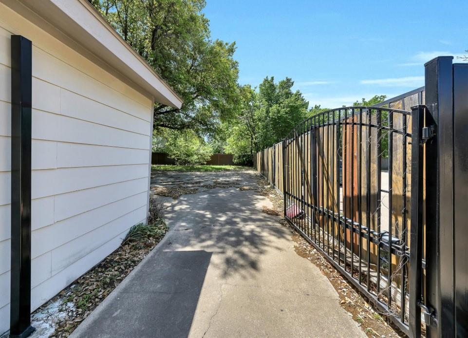 7294 Glenview Drive Property Photo 4