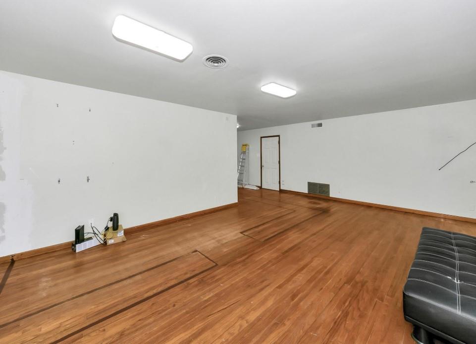 7294 Glenview Drive Property Photo 6