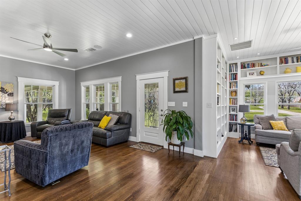 110 S Walnut Property Photo 4