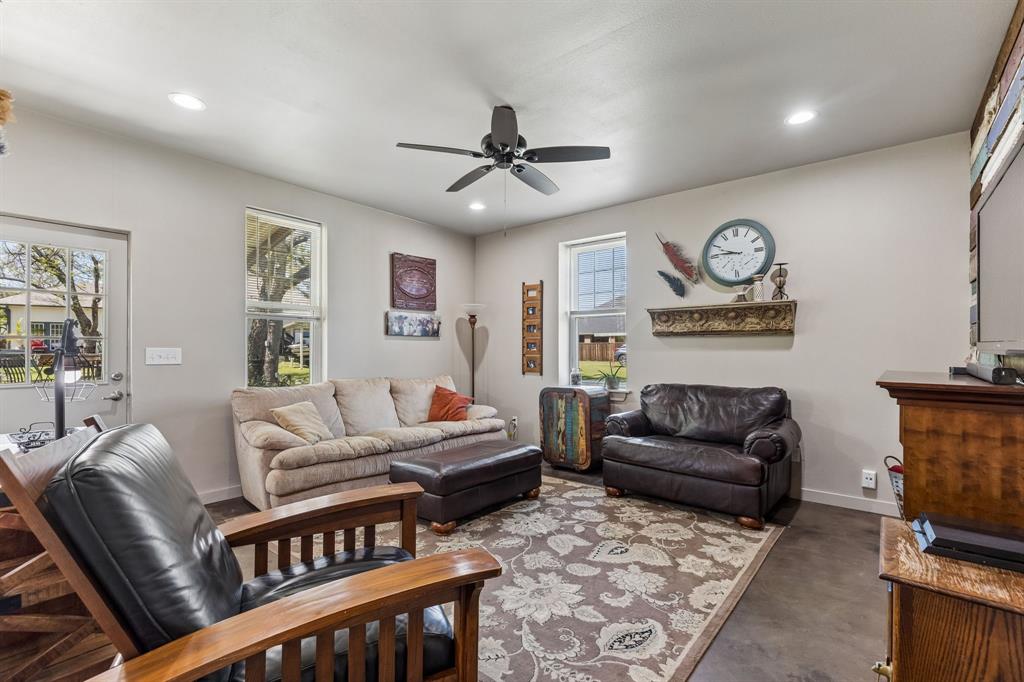 110 S Walnut Property Photo 33