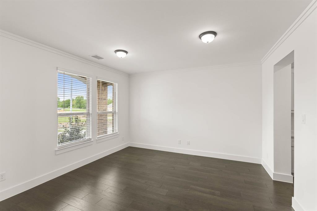 412 Newpark Boulevard Property Photo 6