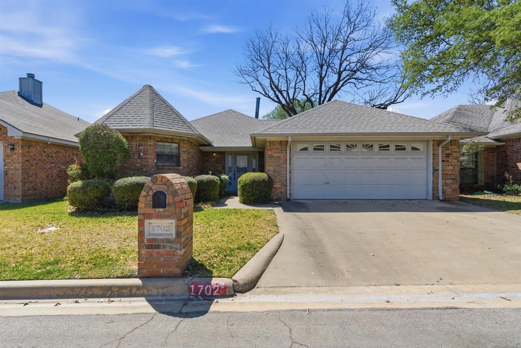 1702 Sully Court Property Photo 1
